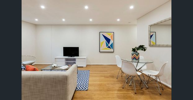 Unfurnished modern apartment - Photo 1