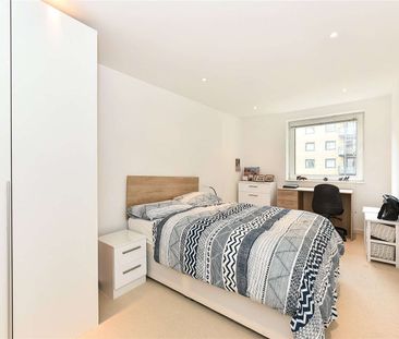 A light, bright and spacious three bedroom apartment situated on th... - Photo 1