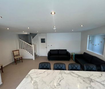 6 bedroom end of terrace house to rent - Photo 1