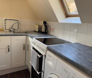 1 bedroom coach house to rent - Photo 2