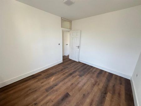 4 bedroom end of terrace house to rent - Photo 2