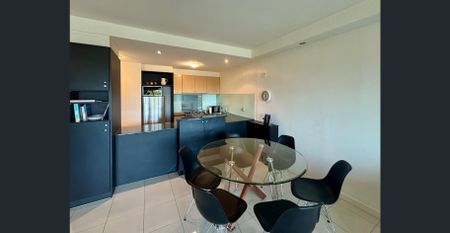 DESIGNER LUXURY APARTMENT WITH UNMATCHED ALBERT PARK VIEWS - Photo 3
