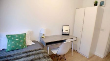 1 bedroom in a house share to rent - Photo 2