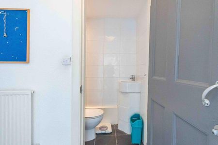 5 bedroom flat share to rent - Photo 2