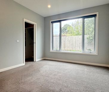 Luxurious townhouse, heart of Blackburn South - Photo 3