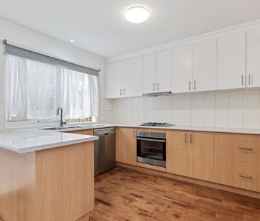 Three bedroom townhouse in the heart of Croydon - Photo 2