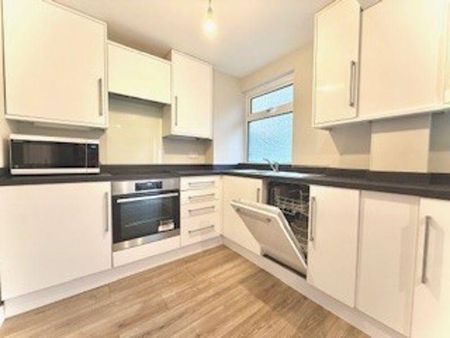 4 bedroom end of terrace house to rent - Photo 5