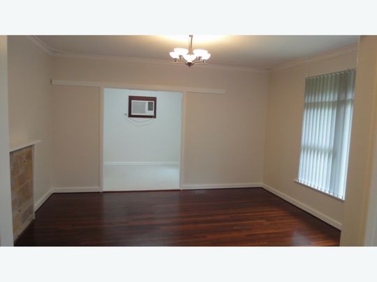 LOVELY FAMLY HOME IN IDEAL LOCATION! - Photo 1