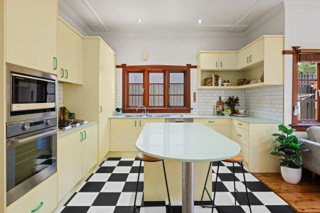 Charming family abode - Photo 5