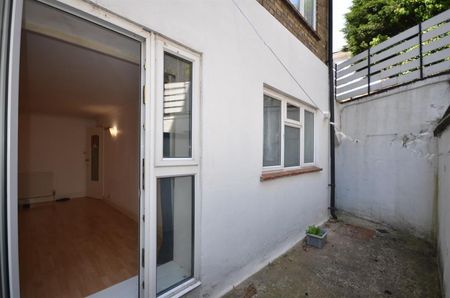 2 bedroom Flat To Let - Photo 4