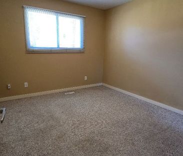 Glenrosa Upper 3 bd, 1 bath - Photo 1