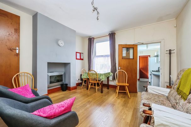 4 Bed Semi-Detached House, City Road, NG7 - Photo 1