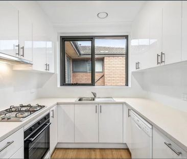 2 / 4 Orrong Rd, Elsternwick - Photo 2