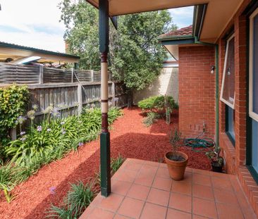 Perfectly positioned 3-bedroom 2-bathroom town home - 6 month lease - Photo 4
