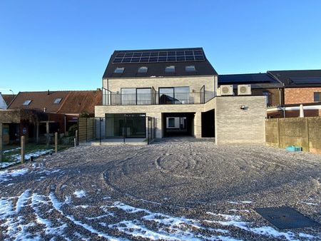 INSTAPKLAAR GELIJKVLOERS APPARTEMENT MET TERRAS EN STAANPLAATS - Photo 5