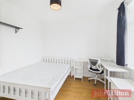 4 bedroom semi-detached house to rent - Photo 3