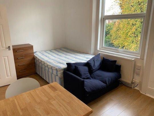 Studio to rent - Photo 1
