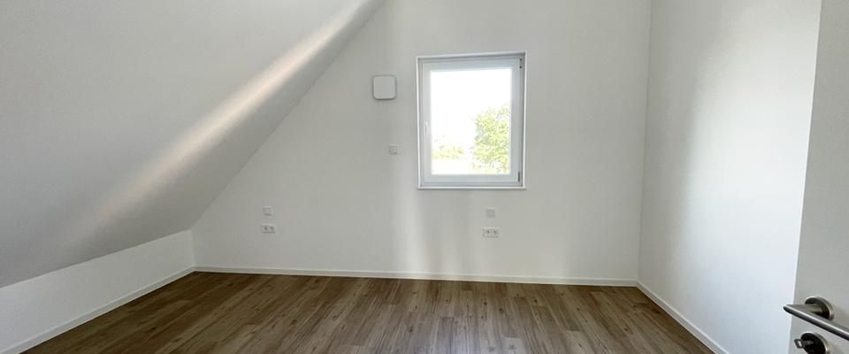 *** Attraktive 3-Zimmer-Dachgeschoss-Wohnung mit Balkon und Garage *** - Foto 1