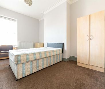 5 bed terraced house to rent in Warton Terrace, Heaton, NE6 - Photo 2