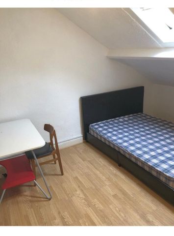 3 bedroom flat to rent - Photo 2
