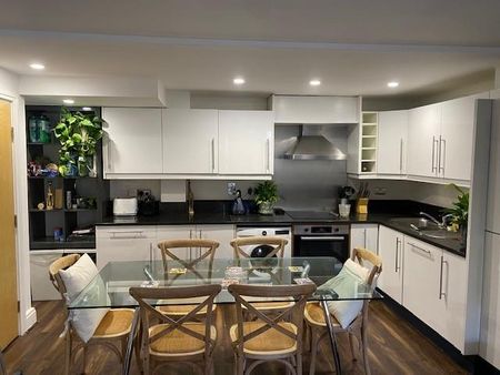 Large Double Bedroom - Photo 5