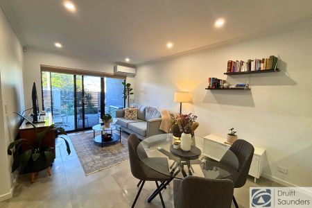 Stylish & Modern Apartment HOME OPEN WEDNESDAY 10 DECEMBER AT 10.30AM SHARP! - Photo 3