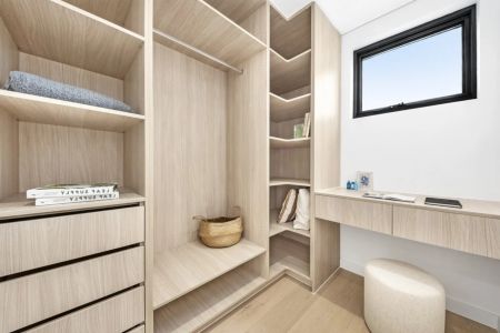 Brand New Luxury Five Bedroom Home in Ultra-Convenient Location - Photo 3