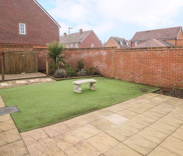 Edmonton Way, Liphook, Hampshire, GU30 - Photo 4