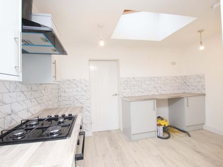 3 bedroom terraced house to rent - Photo 3