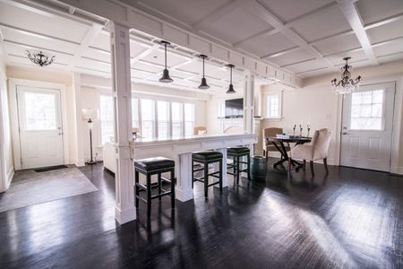 Executive fully furnished 7 bedroom 3 bath home - Photo 2