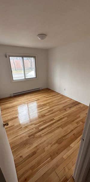 4 1/2 Apt 1550$ -1er Août Rénové - Photo 1