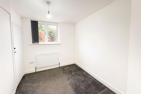 4 bedroom semi-detached house to rent - Photo 3