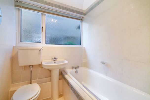 Hyanes Close London SE3 - Photo 1