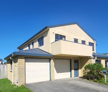 Spacious 5-Bedroom Home with Stunning Ocean Views - Photo 3