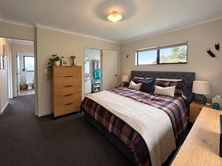 4 Bedroom, 2 Bathroom Home – Grandview Heights - Photo 5