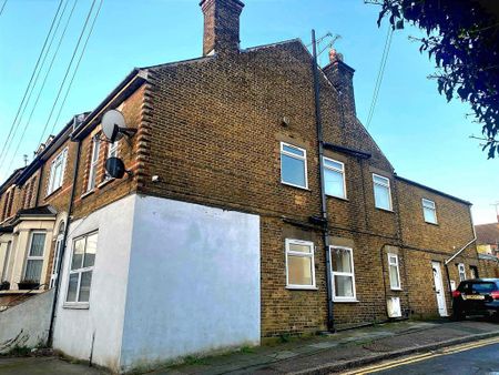 3 bedroom flat to rent - Photo 3