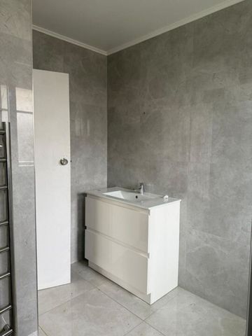 Newly Renovated 2-Bedroom Unit with Panmure Basin Views - Photo 4