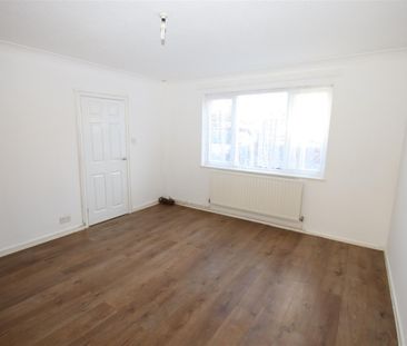 3 bedroom Semi-Detached House to let - Photo 4