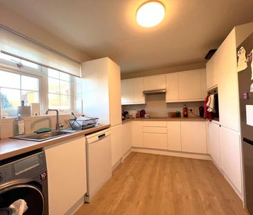 Foxglove Gardens, Guildford - 4 bedrooms Property for lettings - Se... - Photo 5