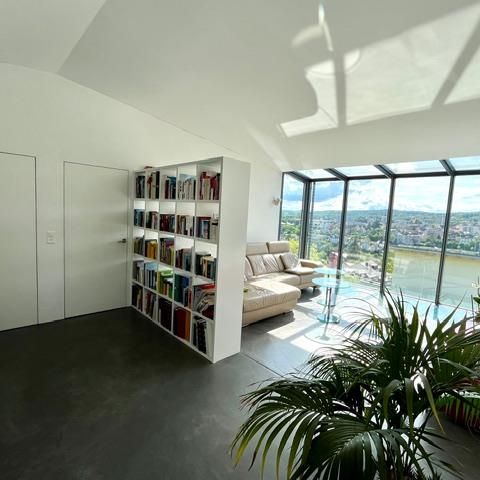 Wohnen mit Weitblick - 5.5-Zimmer-Einfamilienhaus mit Naturpool. - Photo 1