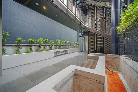 Step out to Victoria Park and the Viaduct. - Photo 3