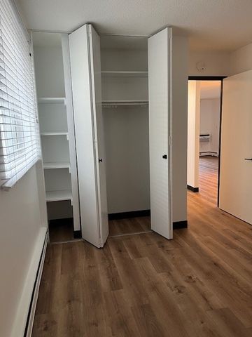 2 BDRM/1 BATH - 630 8TH ST E - Available DEC 1 - Photo 4