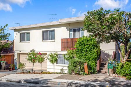 “Extra-Large Apartment, One of Three” - Photo 3