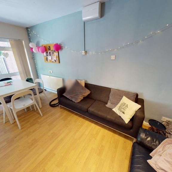 4 bedroom semi-detached house to rent - Photo 1