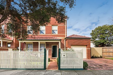 8A Leamington Crescent, Caulfield East VIC 3145 - Townhouse For Rent | Domain - Photo 2