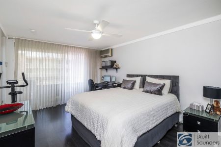 Riverside apartment with panoramic views - Photo 4