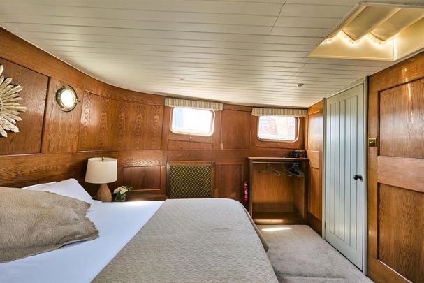 4 bedroom houseboat to rent - Photo 1