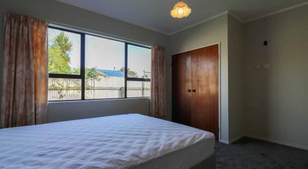 5 Bedroom, 2 Bath, 2 Living! - Photo 5