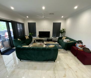 Four bedrooms modern family Home in Great Location! - Photo 1