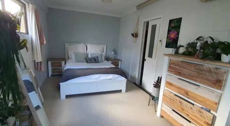 A lovely free standing family home - Photo 4